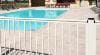 Clôture barreaudée pour piscine en aluminium