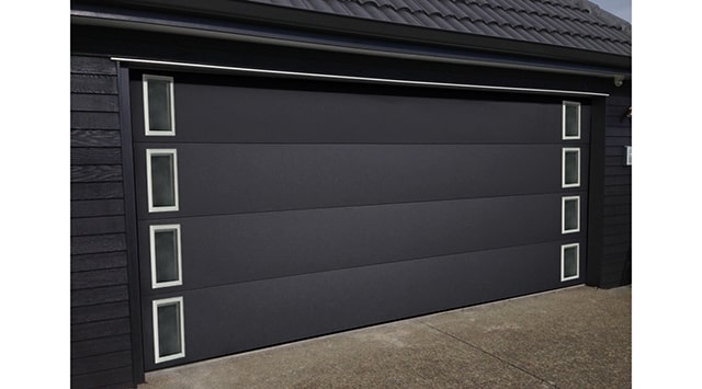 Porte de garage sectionnelle avec hublots carrés