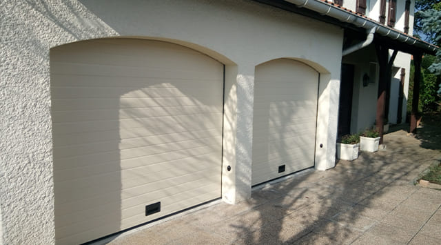 Porte de garage sectionnelle à rainures horizontales